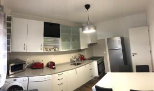 A kitchen or kitchenette at Appartement 3 chambres sur la presqu'île de Peniche Portugal