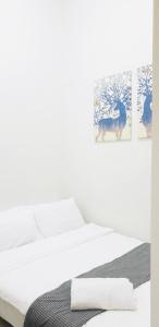 Un pat sau paturi într-o cameră la S Residences-MOA