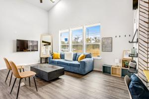 uma sala de estar com um sofá e uma mesa em The Selfie House em San Antonio