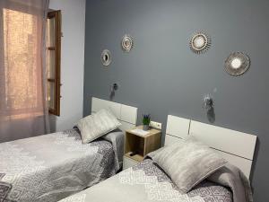 Postel nebo postele na pokoji v ubytování Hostal Puerta Carmona