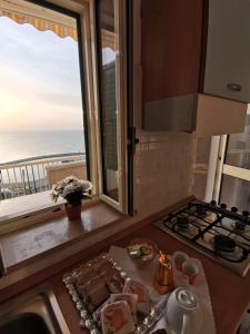 uma cozinha com um balcão com vista para o oceano em Pensione La Torretta em Peschici