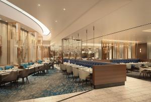 eine Darstellung eines Restaurants mit Tischen und Stühlen in der Unterkunft Crowne Plaza London Heathrow T4 by IHG in Hillingdon