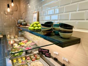 a display case in a store with fruits and vegetables at zeitwohnhaus SUITE-HOTEL & SERVICED APARTMENTS in Erlangen