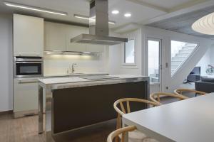 Kuchyňa alebo kuchynka v ubytovaní Villa Loretopea by FeelFree Rentals