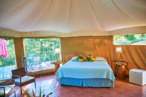 a bedroom with a bed in a tent at Manoas in Uvita