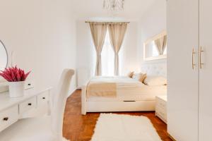 Posteľ alebo postele v izbe v ubytovaní Luxury Riverside Apartments In The Center Of Prague