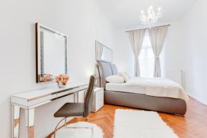 Posteľ alebo postele v izbe v ubytovaní Luxury Riverside Apartments In The Center Of Prague