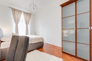 Posteľ alebo postele v izbe v ubytovaní Luxury Riverside Apartments In The Center Of Prague