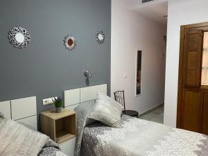 Postel nebo postele na pokoji v ubytování Hostal Puerta Carmona