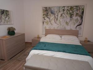 ein Schlafzimmer mit einem Bett und einem Wandgemälde in der Unterkunft Casa dei Tre Re in Palermo