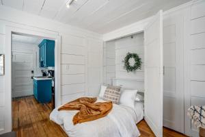 Ένα ή περισσότερα κρεβάτια σε δωμάτιο στο Historic Heights Artist Boho Bungalow