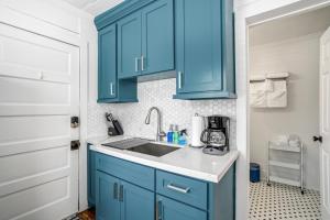 Η κουζίνα ή μικρή κουζίνα στο Historic Heights Artist Boho Bungalow +28 φωτογραφίες