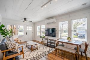 Μια τηλεόραση ή/και κέντρο ψυχαγωγίας στο Historic Heights Artist Boho Bungalow