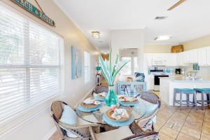 comedor con mesa y sillas y cocina en Caribbean Dunes #226, en Destin