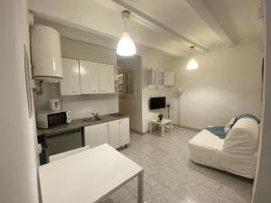 una cucina con divano e tavolo in una camera di 07 Basic Center Barcelona3 1 a Barcellona
