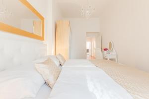 Posteľ alebo postele v izbe v ubytovaní Luxury Riverside Apartments In The Center Of Prague