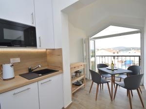 Kuchyň nebo kuchyňský kout v ubytování Apartment Anna-2 by Interhome