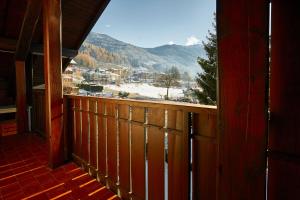 a balcony with a view of a snow covered mountain at Mansarda alla Pineta in Giustino