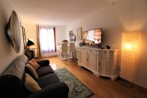 un soggiorno con divano e TV a schermo piatto di Charming canal view San Marco apartment a Venezia