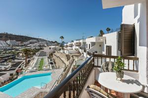 プエルトリコにあるApartamento Cumana 2 - Pool viewのプールと建物の景色を望むバルコニー