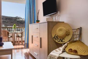 プエルトリコにあるApartamento Cumana 2 - Pool viewの部屋の椅子に座る帽子