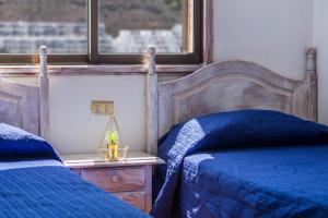 プエルトリコにあるApartamento Cumana 2 - Pool viewのベッドルーム1室(青いシーツと窓付きのベッド2台付) +14枚の写真