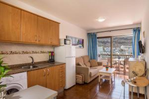 プエルトリコにあるApartamento Cumana 2 - Pool viewのキッチン(冷蔵庫付)、リビングルーム