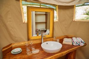 a bathroom with a sink and a mirror at Manoas in Uvita