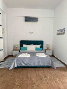 Postel nebo postele na pokoji v ubytování Grande Blue Suites with private bay