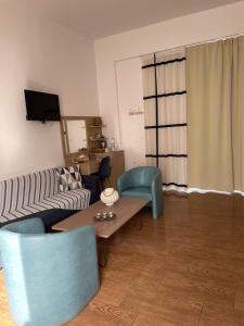 Uma TV ou centro de entretenimento em Grande Blue Suites with private bay