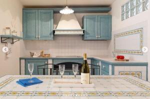 Η κουζίνα ή μικρή κουζίνα στο Villa Punta Saline +25 φωτογραφίες
