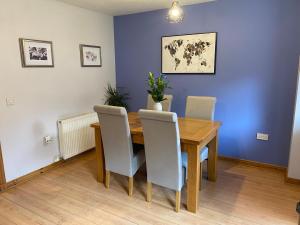 comedor con mesa de madera y sillas en Inverness Holiday House - 2 Bedroom en Inverness
