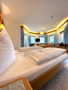 2 łóżka w sypialni z niebieskimi zasłonami w obiekcie Hotel Haus Seehang w Konstancji