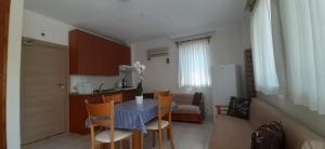 a kitchen and dining room with a table and chairs at Mert Apart in Mugla
