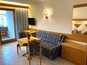 TV a/nebo společenská místnost v ubytování Hotel Haus Seehang + 37 fotografií