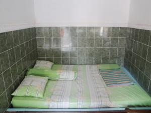 Postel nebo postele na pokoji v ubytování Hotel Arjuna Sari Bandungan