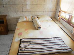 Postel nebo postele na pokoji v ubytování Hotel Arjuna Sari Bandungan