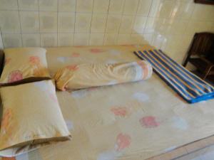 Postel nebo postele na pokoji v ubytování Hotel Arjuna Sari Bandungan