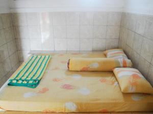 Postel nebo postele na pokoji v ubytování Hotel Arjuna Sari Bandungan