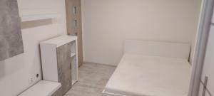 um quarto com paredes brancas e um frigorífico branco em Apartmán blízko centra em Humenné