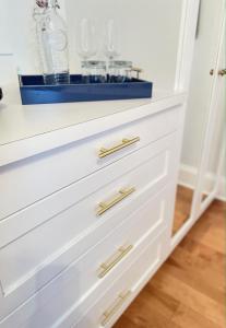 - une commode blanche avec poignées en or dans l'établissement Auberge Glengarry Inn, Eleanor Suite, à Glen Robertson