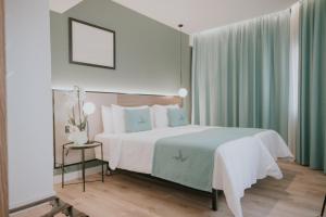 A bed or beds in a room at Catalina Plaza Hotel Sostenible