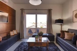 ein Wohnzimmer mit einem Sofa und einem Tisch in der Unterkunft Encanto de canela prime ( apartamento NOVO) in Canela