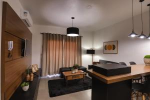 ein Wohnzimmer mit einem Sofa und einem Tisch in der Unterkunft Encanto de canela prime ( apartamento NOVO) in Canela