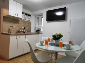 Kuchyňa alebo kuchynka v ubytovaní STONE HOUSE Lovric