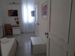 TV a/nebo společenská místnost v ubytování Porto Cesareo Hotel