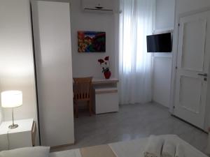 TV a/nebo společenská místnost v ubytování Porto Cesareo Hotel