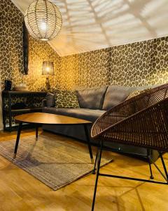 - un salon avec un canapé et une table dans l'établissement Örserumsbrunn Gestgifveri, à Gränna