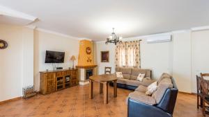 un salon avec un canapé et une table dans l'établissement Finca Cerro Alcolea Periana by Ruralidays, à Periana