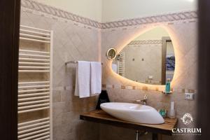 A bathroom at Castrum Wine Relais